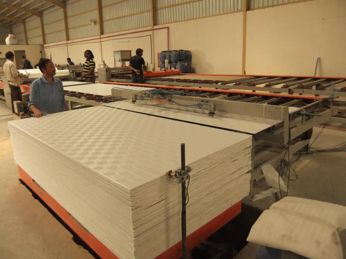 Cadena de producción profesional de la teja del techo del yeso con el tablero automático que descarga la máquina