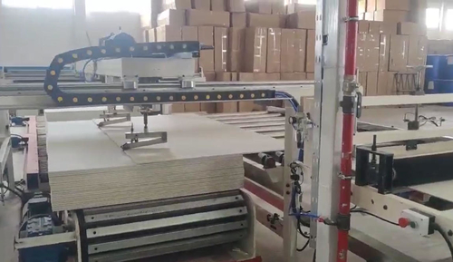 En Argelia se ha puesto en funcionamiento la máquina totalmente automática para la fabricación de tejas de yeso.