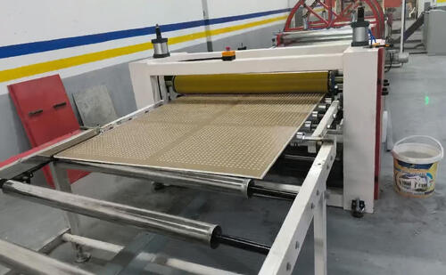 La línea de producción de paneles de techo de yeso argelino (perforación, laminado y pulverización) está ahora en pleno funcionamiento.