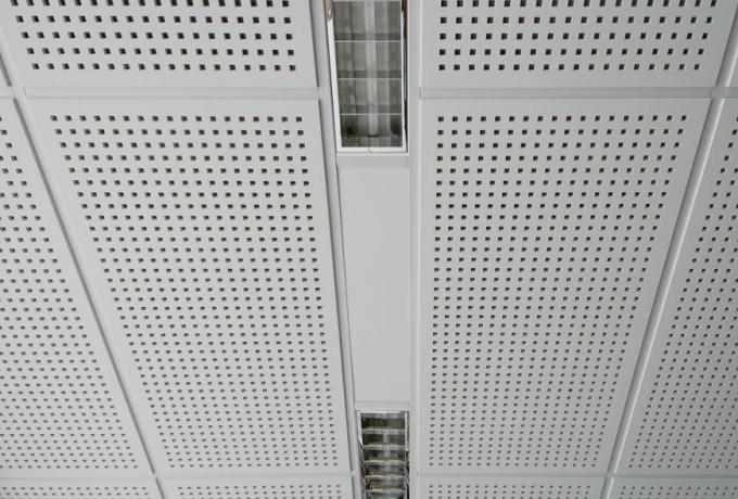 El techo acústico teja la máquina de la perforación de la hoja para las perforaciones rectangulares redondas/