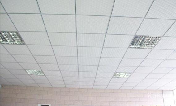 Las tejas decorativas del techo del yeso del PVC de la casa hacen frecuencia de la máquina 380V 50HZ
