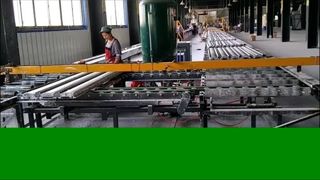 Línea automática de producción de cornisas de yeso.