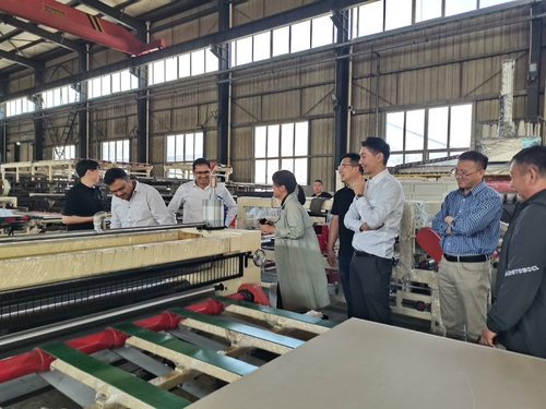 Últimos blogs de la empresa sobre Damos la bienvenida a los clientes tailandeses a nuestra fábrica para la compra de líneas de producción de paneles de techo de yeso totalmente automáticas.