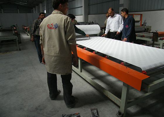 Un buen precio. Máquina de laminación totalmente automática de doble cara para tableros de techo de yeso de PVC en línea
