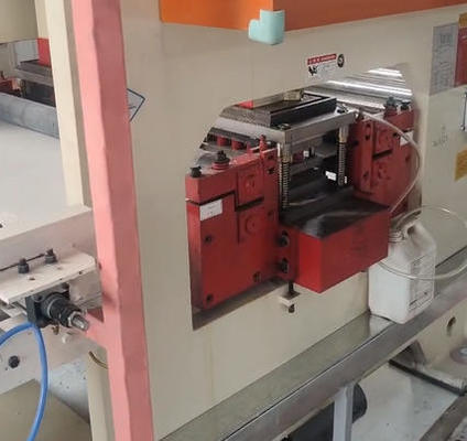 Un buen precio. Máquina de puñetazo de acero perforada de placa automática completa personalizada en línea