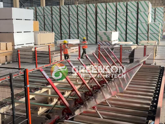 Un buen precio. Máquina para fabricar tableros de cemento de fibra laminada de PVC con laminado efectivo de 1300 mm, sistema PLC y capacidad de producción de 2 a 6 millones de m2 / año en línea