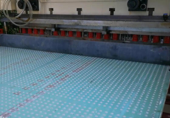 Un buen precio. Máquina de perforación de placas de yeso a presión de 160 toneladas para espesor de 20 mm con múltiples formas de agujeros en línea
