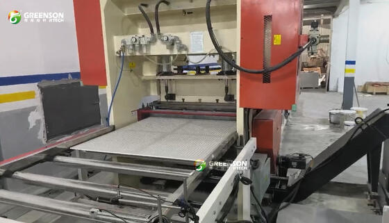 Un buen precio. Máquina automática de perforación de placas de yeso con 11 KW de potencia y 1 PC/minuto de capacidad para paneles acústicos en línea