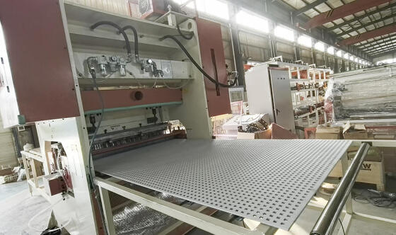Un buen precio. Punzonadora automática de paneles CNC con presión de 200T, velocidad de 50 veces/minuto y ancho de perforación de 1220 mm para tableros de fibrocemento de MDF de yeso en línea