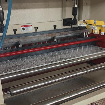 Un buen precio. Perforador industrial de placas de yeso con presión de perforación de 160 kg para un grosor máximo de 20 mm a una velocidad de 1 placa/min en línea