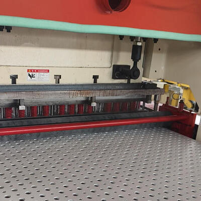 Un buen precio. Máquina de perforación automática de alta presión de 200T para perforar tablas de yeso de espesor máximo de 20 mm en línea