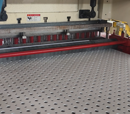 Un buen precio. Máquina de perforación de placas de yeso a presión de 200 T para un grosor máximo de 20 mm con alto nivel automático en línea