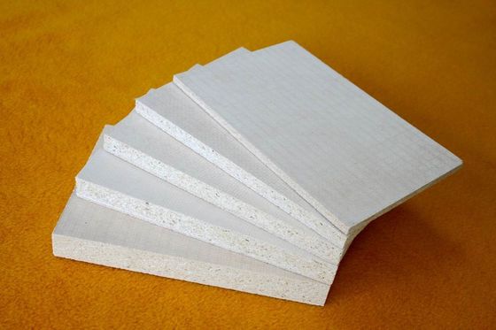 Un buen precio. Cadena de producción incombustible del tablero del óxido de magnesio automática para bordear del techo/de la pared en línea