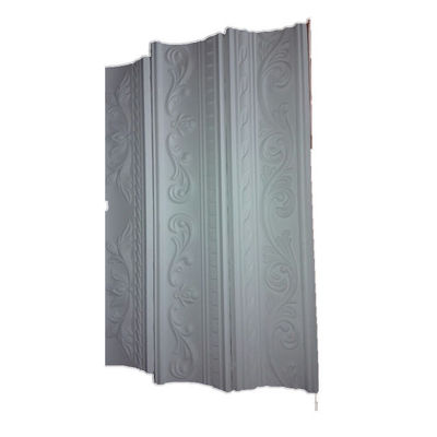 Un buen precio. La última tecnología adornó diversos moldes para la cornisa del yeso que hacía la máquina en línea