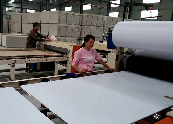 Línea de producción de techos de yeso laminados de PVC y papel de aluminio totalmente automática