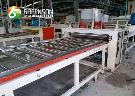 Un buen precio. El techo laminado no tejido del yeso del vidrio de fibra teja la cadena de producción en línea
