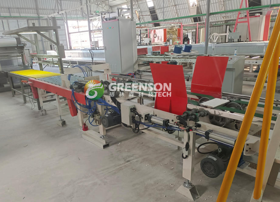 Un buen precio. Máquina para fabricar tableros de techo de yeso totalmente automática, máquina para baldosas de techo de yeso en línea