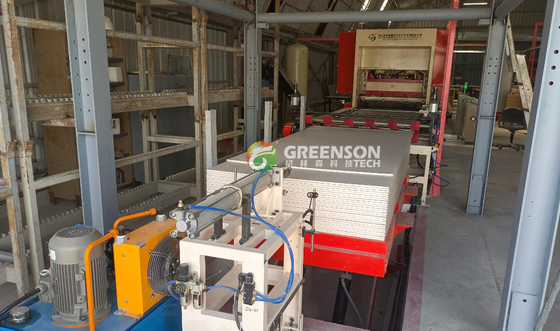 Un buen precio. Máquina de laminación de láminas de yeso con película de PVC, máquina para fabricar láminas de yeso laminadas en línea