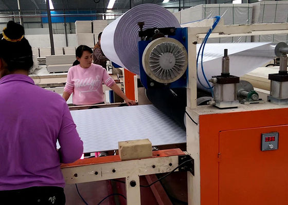 Un buen precio. El vinilo impermeable cubrió el tablero del techo del yeso que hacía la máquina en línea