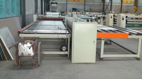 Un buen precio. La cortadora del PVC laminó el cartón yeso del yeso a las tejas del techo 2*2 en línea