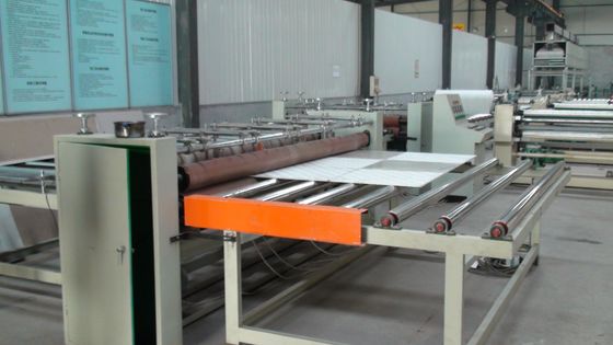 La máquina completamente automática avanzada de la laminación, cae la teja falsa del techo del yeso que hace la máquina