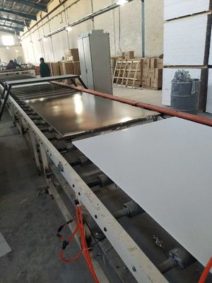 Máquina lateral doble completamente automática de la protuberancia del techo del PVC del cartón yeso