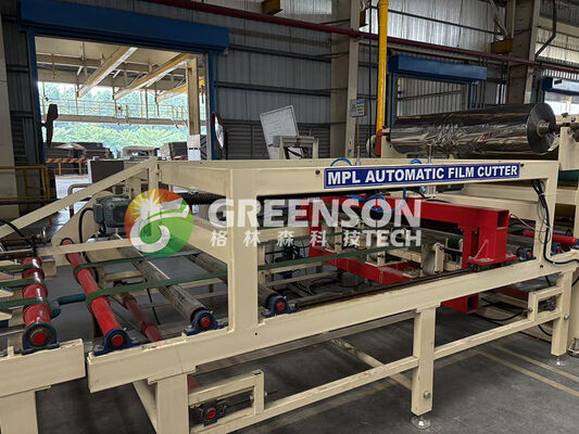 Un buen precio. Máquina de laminado de placas de yeso de PVC con ancho de laminado efectivo de 1300 mm, velocidad de 15 m / min y capacidad de 2-6 millones de metros cuadrados para la producción de azulejos de techo de yeso en línea