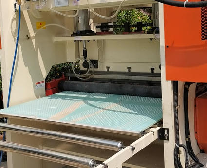 Un buen precio. Máquina de perforación de placas de yeso de alta eficiencia con control central por computadora, ancho de perforación de 1220 mm y múltiples formas de agujeros en línea