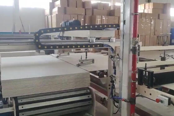Un buen precio. Máquina de laminado de película de PVC de alto rendimiento con laminado efectivo de 1300 mm y capacidad de producción de placas de yeso para techos de 2 a 6 millones de metros cuadrados / año en línea