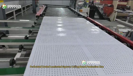 Línea automática de recubrimiento por pulverización de placas de yeso para acabado de pintura a base de agua de tejas de techo de yeso perforado